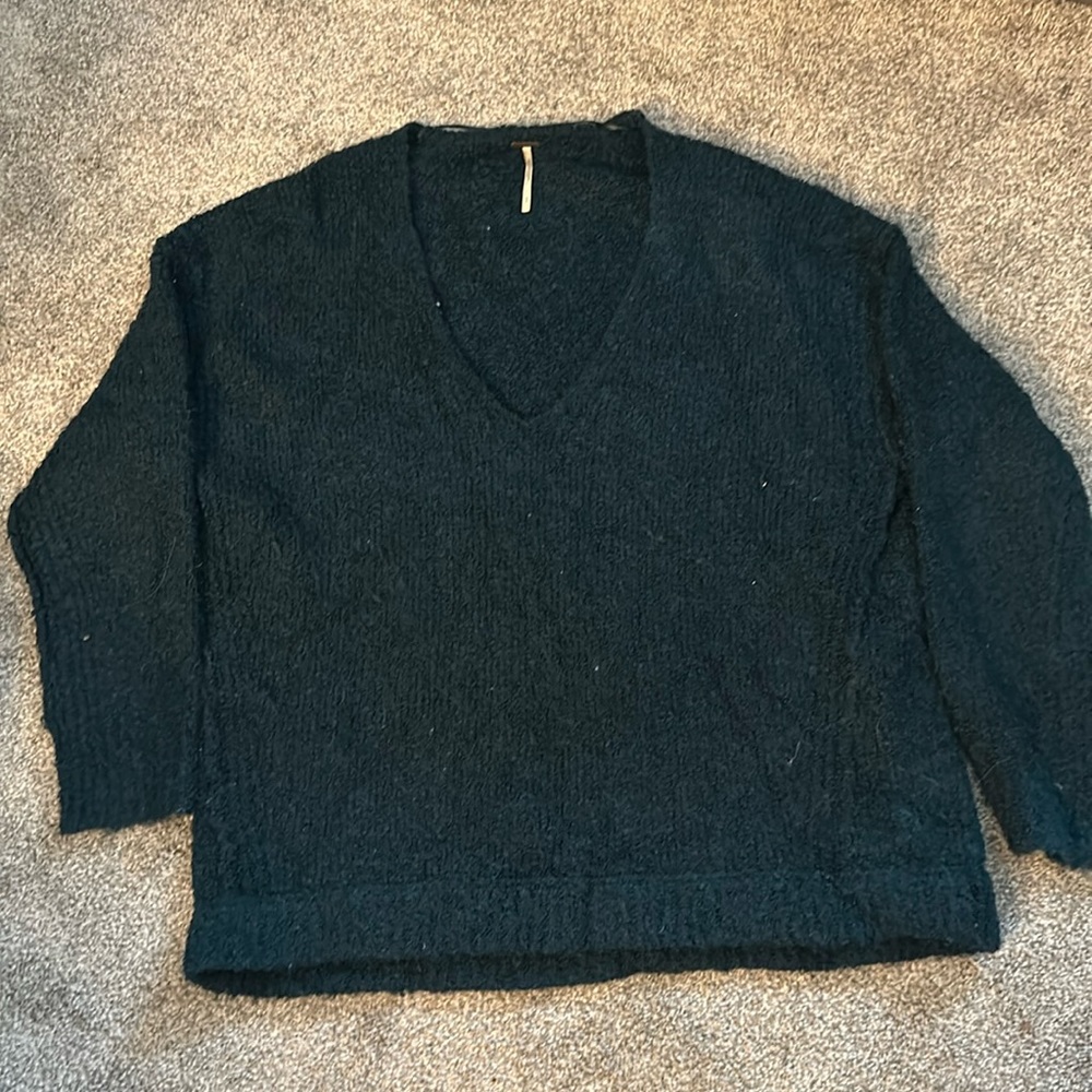 💖Free People // forest 🌳 green cozy popover sweater v-neck front